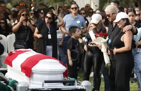 Manolo Rojas recibe �ltimo adi�s en el cementerio de Huachipa