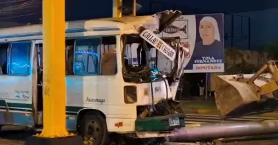 C�ster se despista en la avenida Argentina y chofer resulta herido