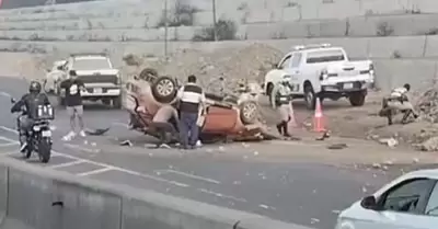 Auto dio varias vueltas de campa�a en la Costa Verde dejando cinco heridos.