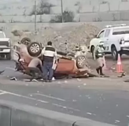 Auto dio varias vueltas de campa�a en la Costa Verde dejando cinco heridos.