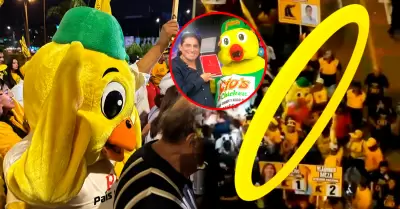 El ic�nico 'pollo' lleg� junto al candidato de Pa�s para Todos