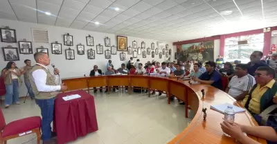 Dirigentes y autoridades se re�nen por el alza de pasajes.