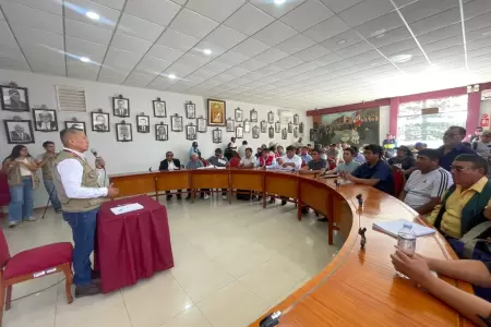 Dirigentes y autoridades se re�nen por el alza de pasajes.