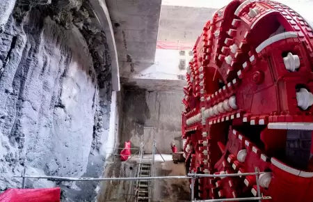 Explosi�n en t�nel de autopista en construcci�n.