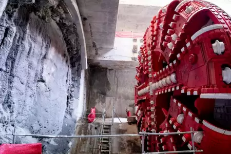 Explosi�n en t�nel de autopista en construcci�n.