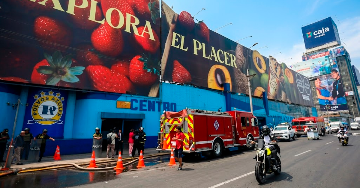 Incendio en Polvos Azules: bomberos controlan fuego originado en almacén