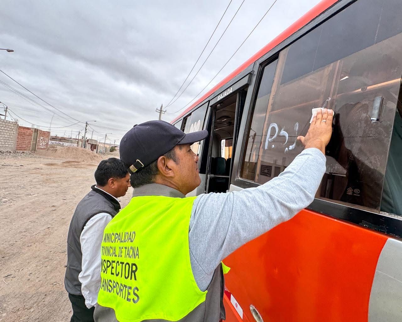 Fiscalizan el transporte en Tacna: borran pintas y reavivan debate por tarifa de pasajes