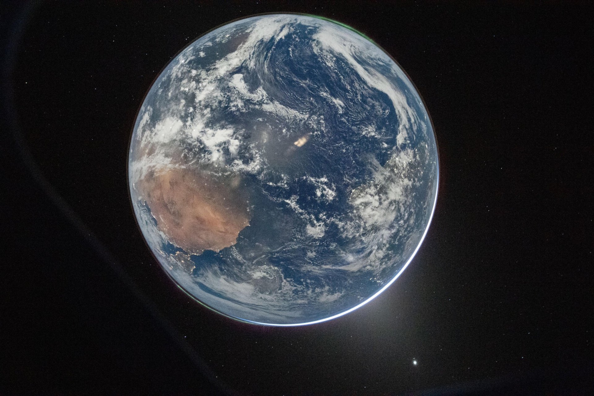 Imagen completa del planeta, vista desde la nave Artemis II.