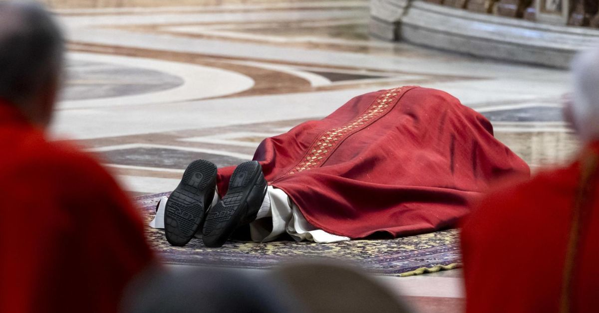 Semana Santa: Papa León XIV reza tumbado en San Pedro para recordar la Pasión de Cristo