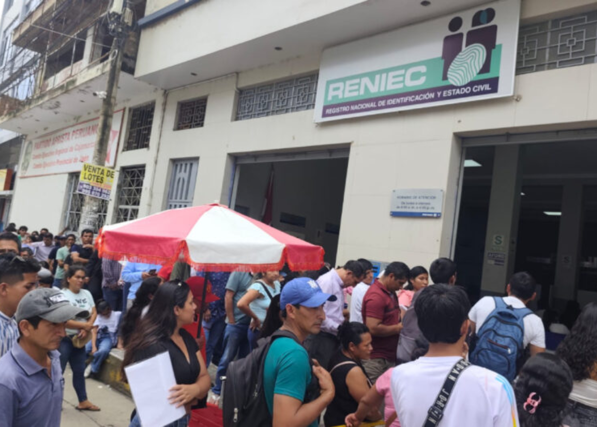 Reportan largas colas en oficinas de Reniec: ciudadanos continúan tramitando su DNI a días de las Elecciones