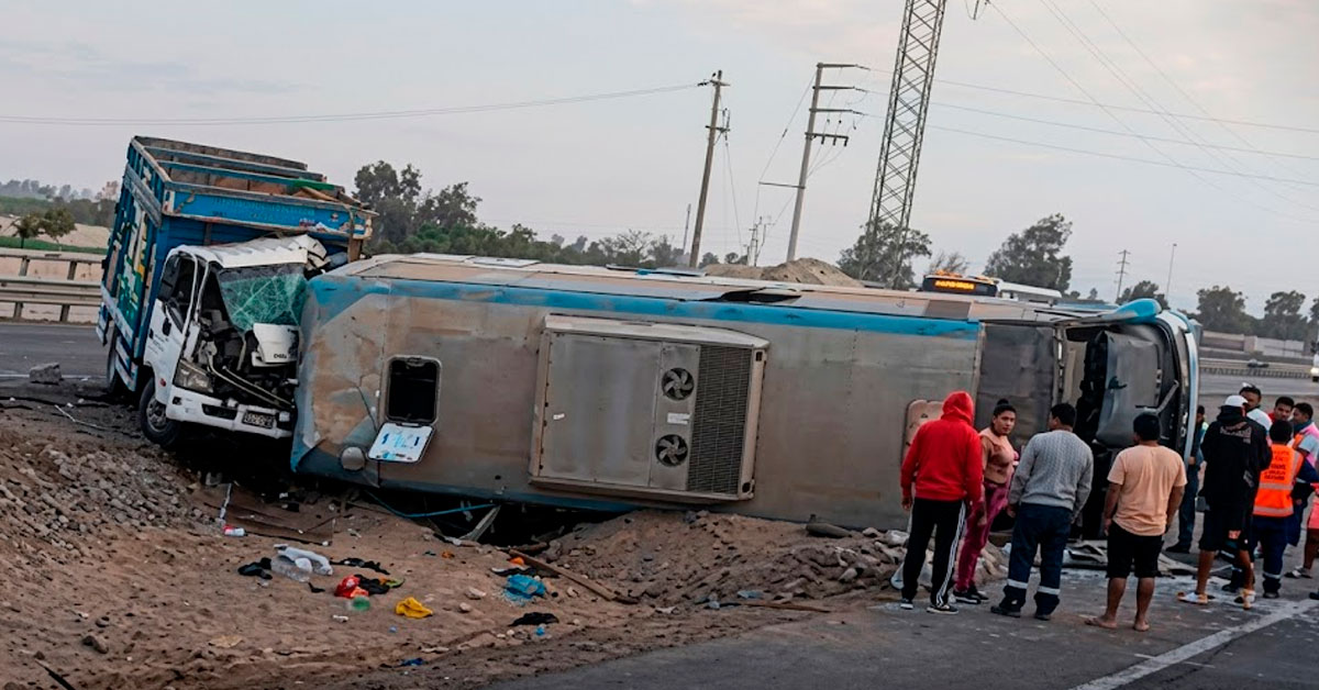 Tragedia en Panamericana Sur: Choque entre bus turístico y camión dejó un fallecido y más de 10 heridos