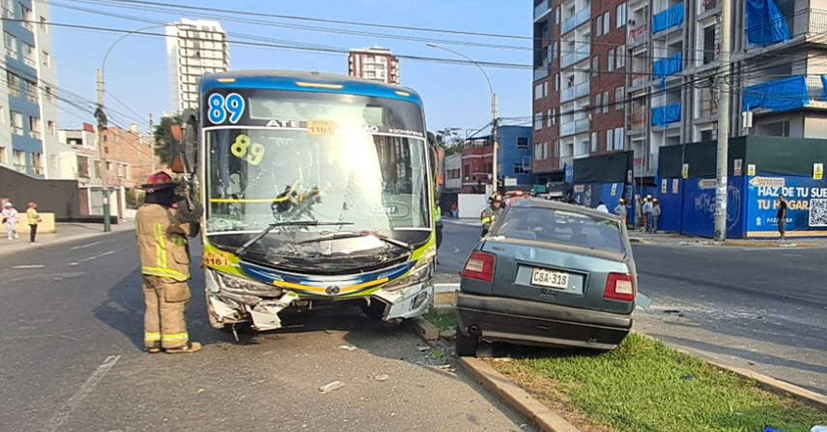 Bus y auto chocaron violentamente en Pueblo Libre dejando 15 heridos.