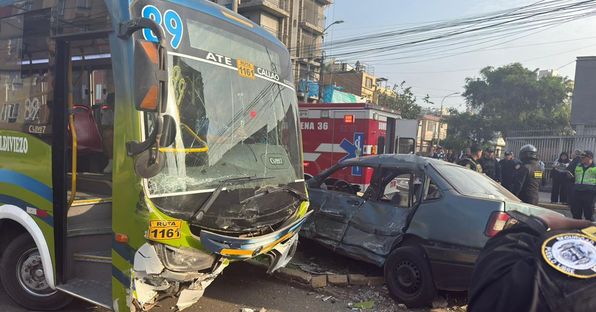 Bus y auto chocaron violentamente en Pueblo Libre dejando 15 heridos.