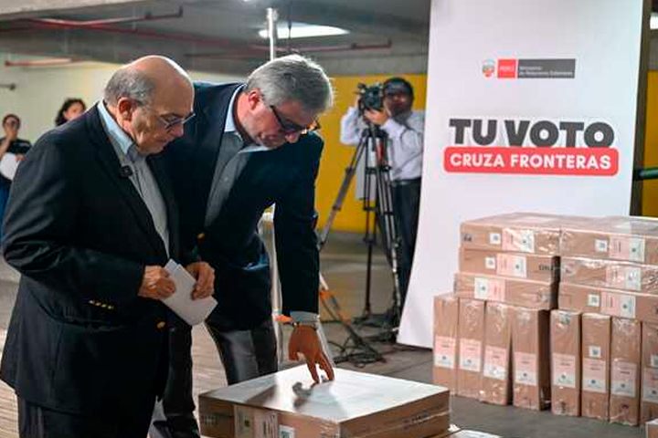 Canciller Hugo de Zela particip� de la verificaci�n del material electoral.