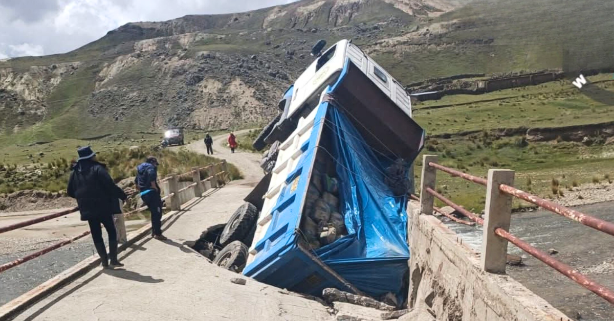 Emergencia en Arequipa: Puente vehicular sufre COLAPSO y deja camión atrapado