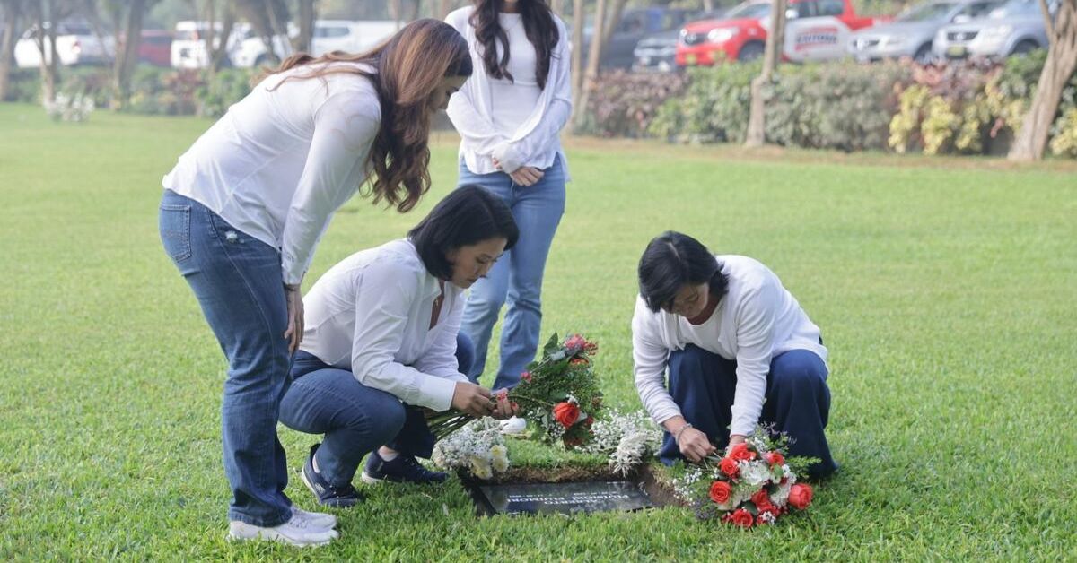 Keiko Fujimori visita las tumbas de sus padres antes de su desayuno electoral