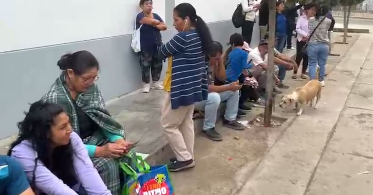SJM: Largas colas y molestias se reportan en los exteriores del colegio Virgen de la Asunción