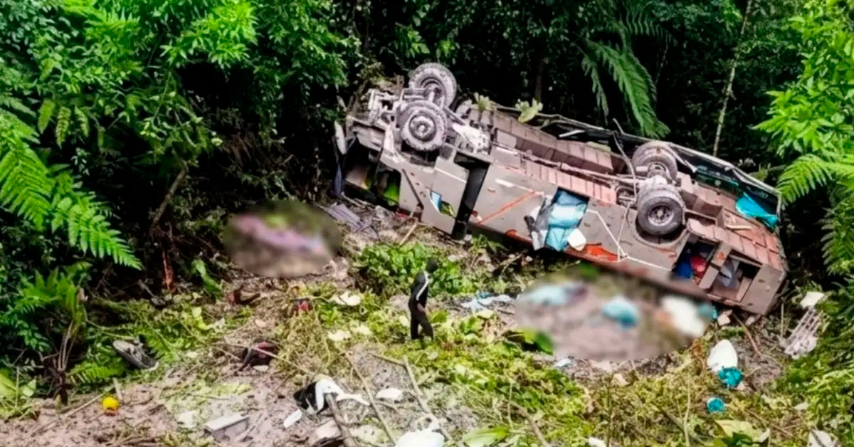 Autobús cayó a un barranco: Reportan al menos seis fallecidos y más de 13 heridos