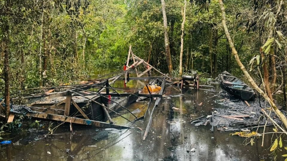 Loreto: Marina de Guerra interviene y destruye balsa que era utilizada para minería ilegal