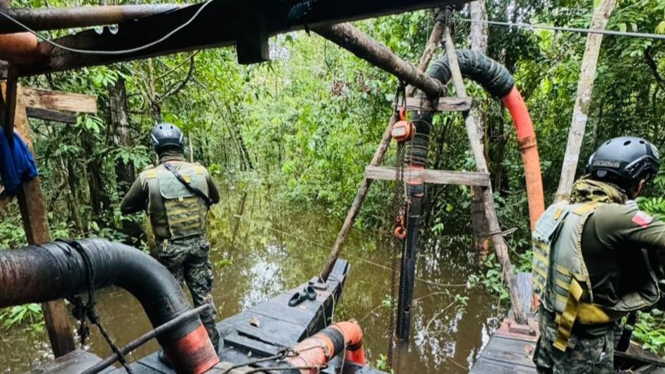 Marina de Guerra destruye balsa en Loreto que era usada por la minería ilegal