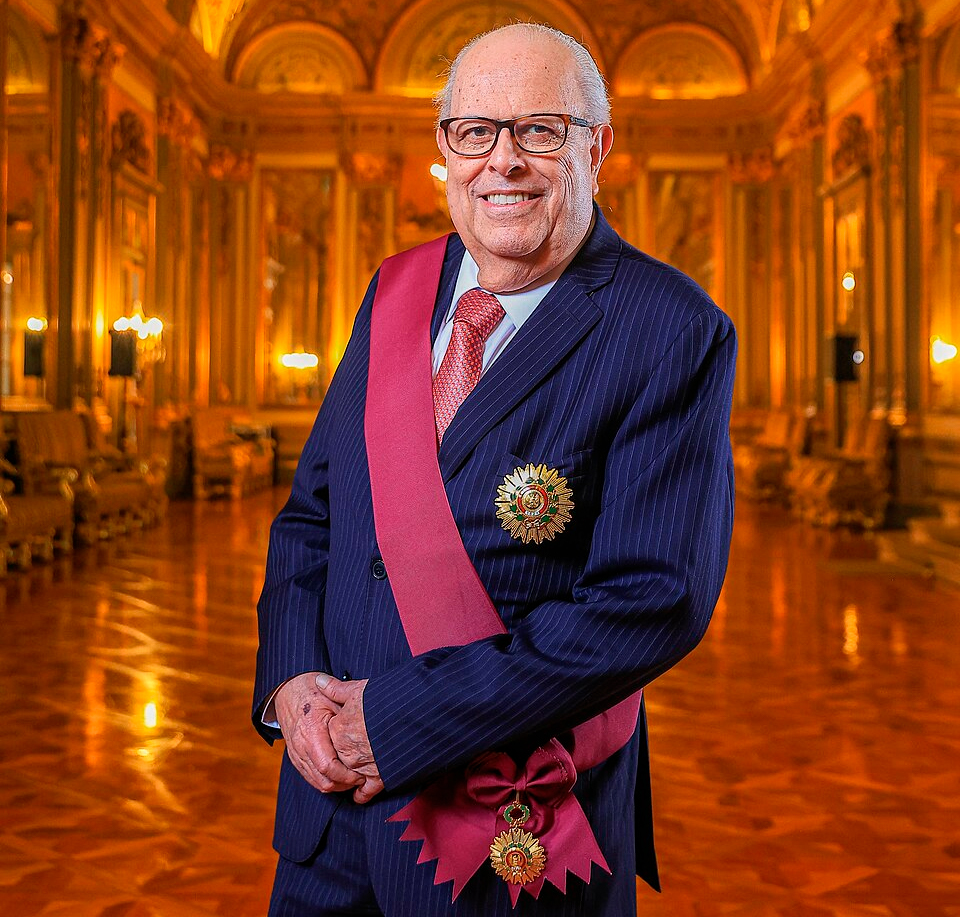 Julio Velarde condecorado en Palacio de Gobierno con la orden 'El Sol del Perú'.