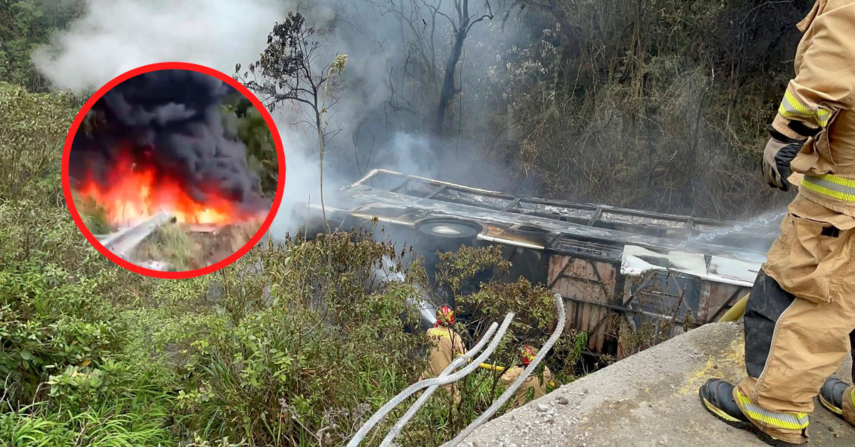 Autobús cayó a un barranco y se incendió: Reportan al menos 14 muertos y más de 20 heridos