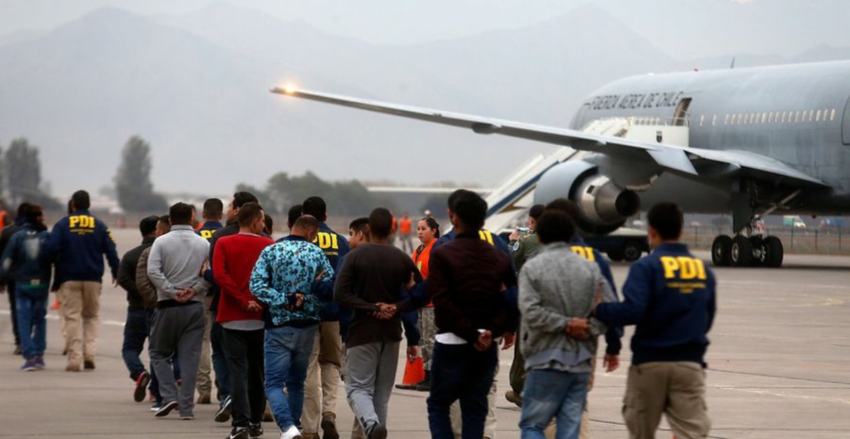 Gobierno de Chile expulsa a 40 migrantes: Colombianos, ecuatorianos y bolivianos van en el primer vuelo