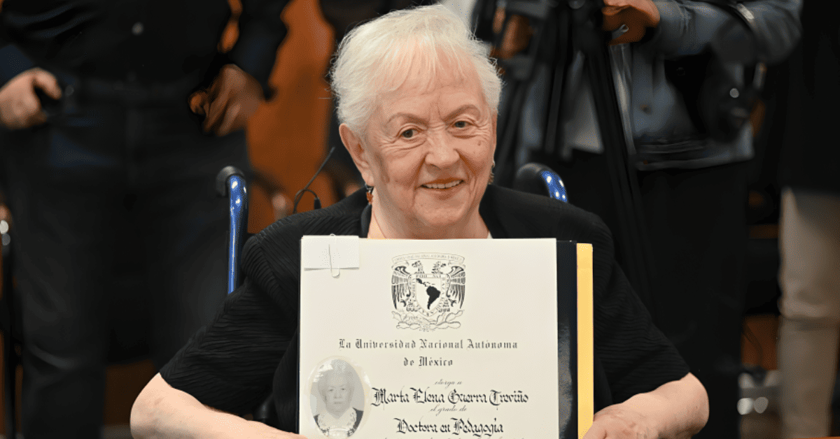 Mujer de 89 años logró graduarse de doctora en Pedagogía y batió récord académico