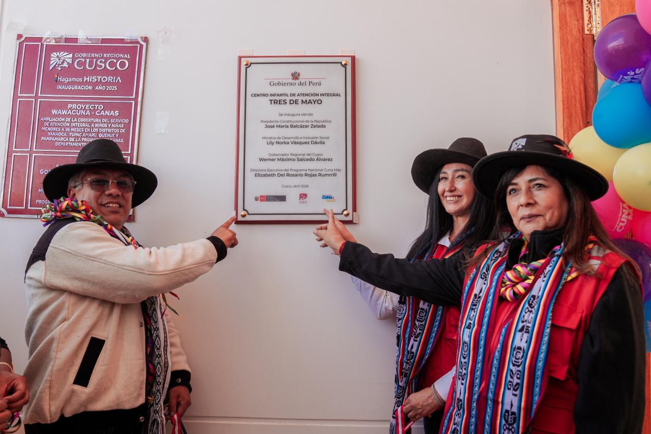 Develaci�n de la placa a cargo de las autoridades de la regi�n