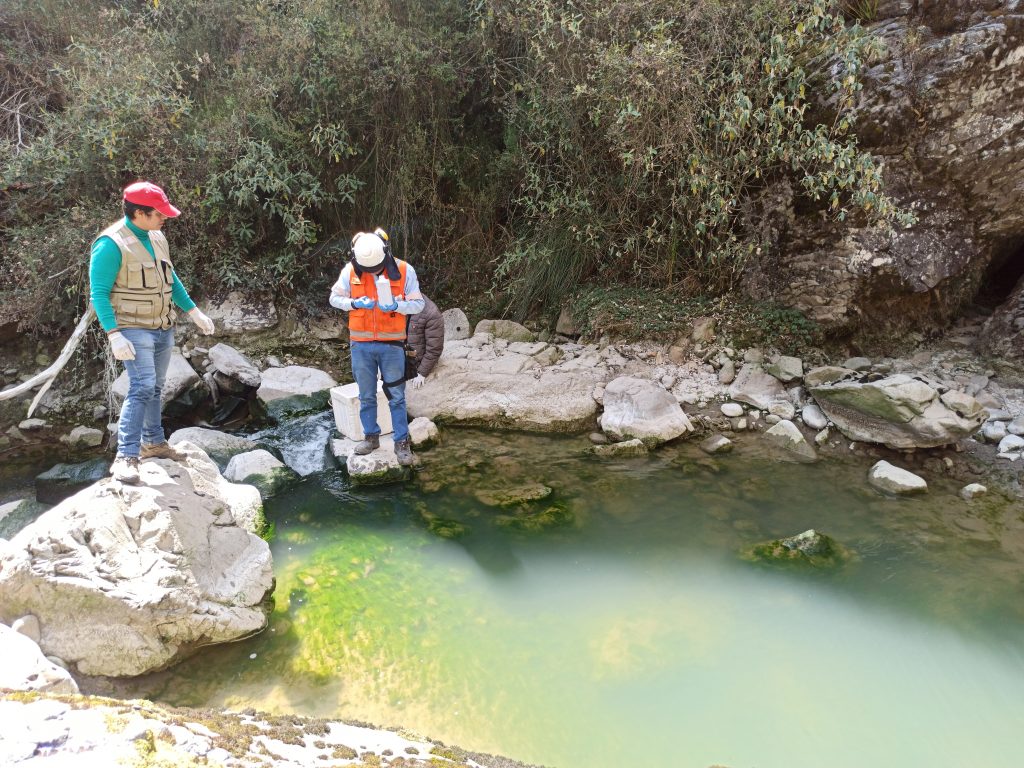 Equipo especializado haciendo pruebas en las cuencas.