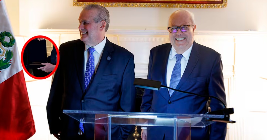 Julio Velarde es condecorado por la Embajada del Perú en EE.UU. tras cumplir 20 años de liderazgo en el BCR