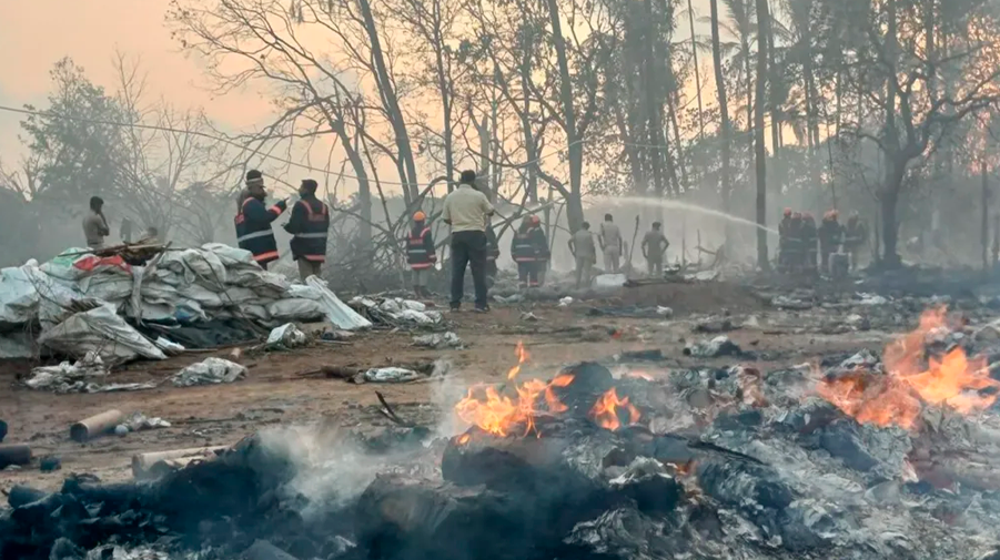 Investigan accidente con fuegos artificiales en Kerala: Explosi�n dej� varias v�ctimas.