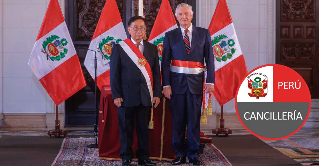 Carlos Pareja Ríos juramenta como nuevo Canciller tras renuncia de Hugo de Zela por contrato de aviones F-16