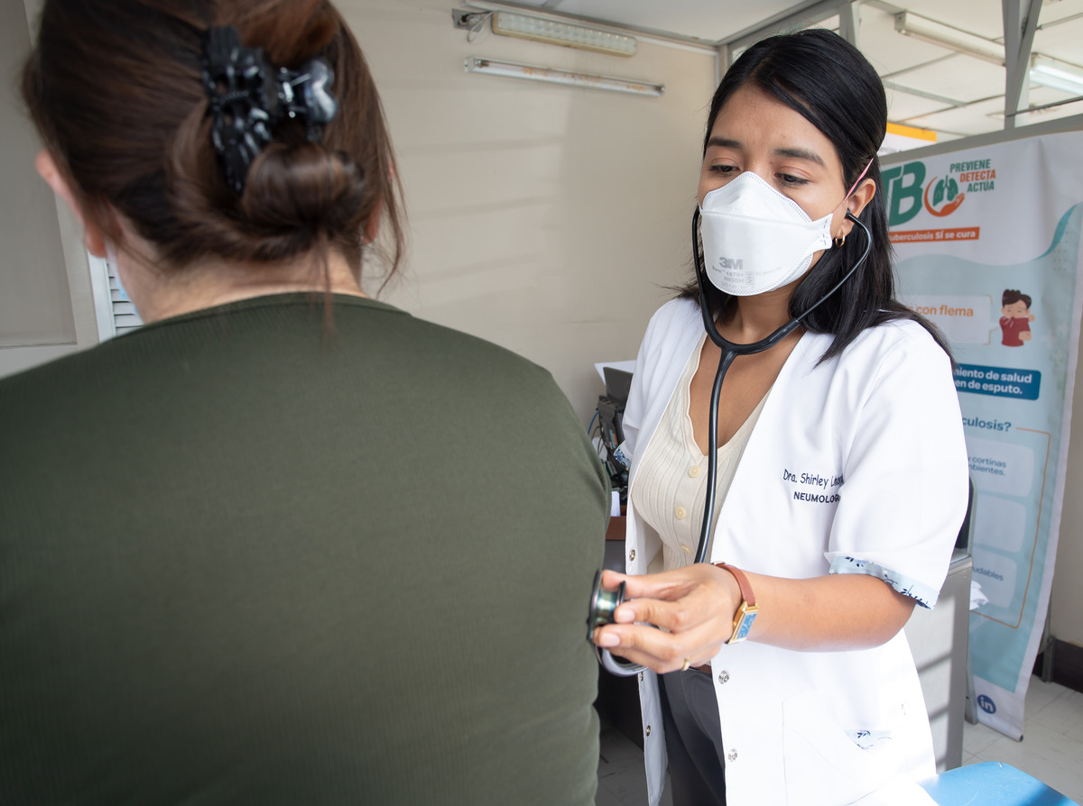 Los especialistas advierten que la enfermedad es transmitida por v�a respiratoria e impacta principalmente a personas de entre 20 y 50 a�os.