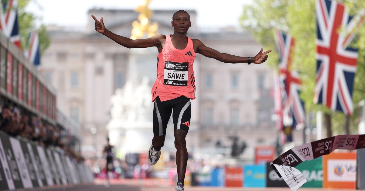¡Histórico! Atleta de Kenia rompe récord mundial en maratón al completar carrera en menos de 2 horas
