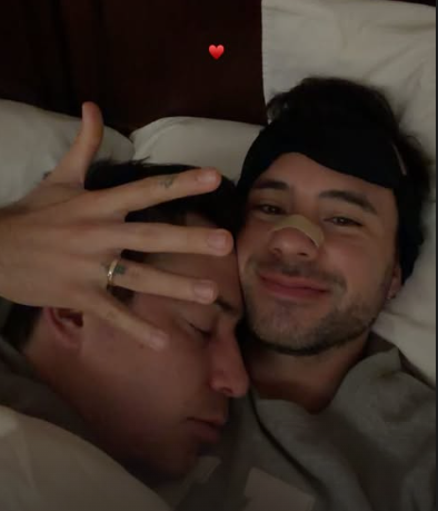 Adri�n Bello publica �ntima foto en la cama con Bruno Ascenzo tras casarse en Cusco.