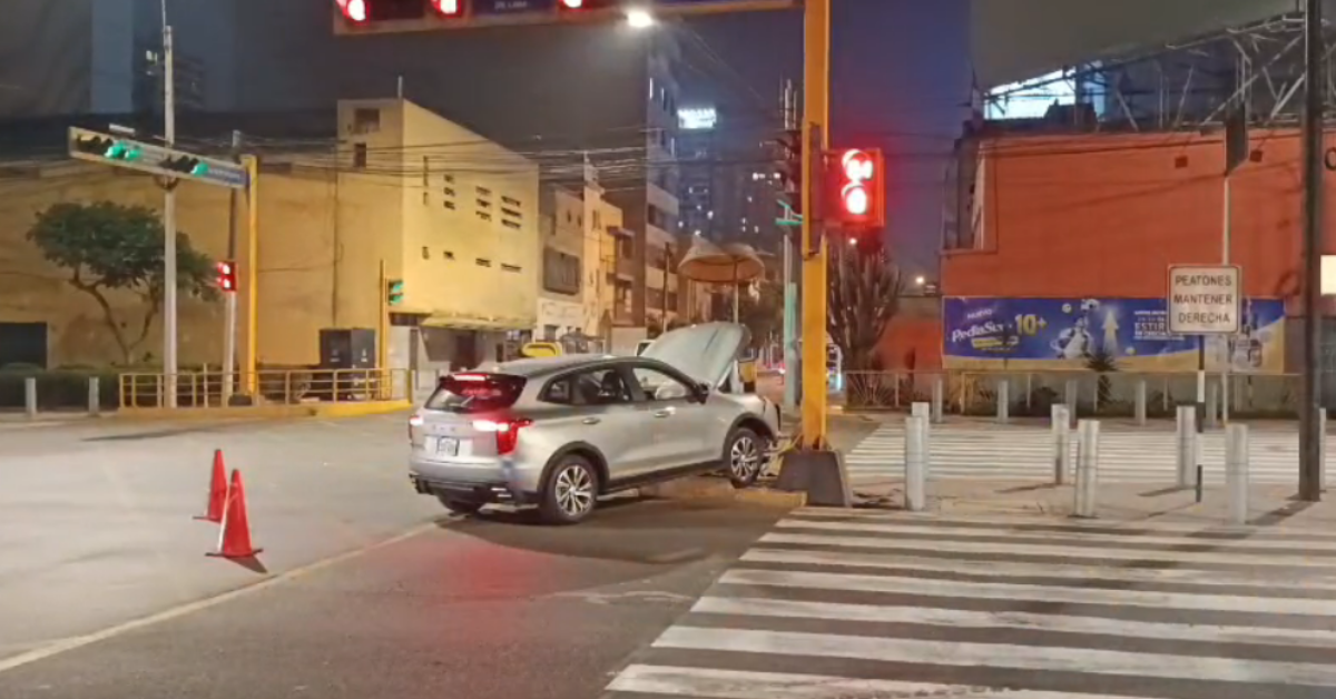 Camioneta derriba caseta policial en plena avenida Javier Prado: habrían intentado esquivar una moto eléctrica