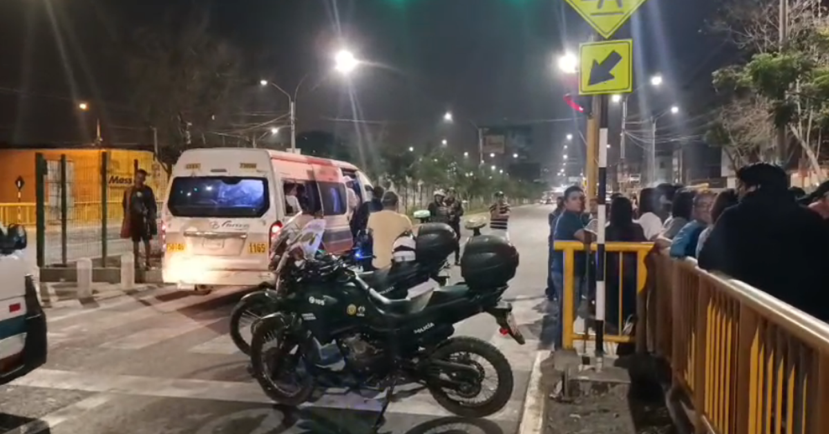 Mujer muere atropellada por bajar en medio de la pista en Comas: Motociclista se dio a la fuga