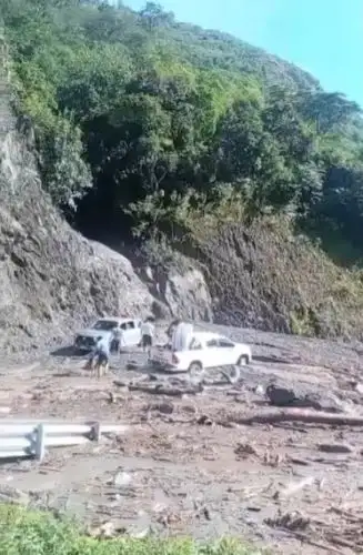 Contin�a trabajos de remoci�n de tierra, lodo y piedras en Cusco tras camionetas atrapadas.