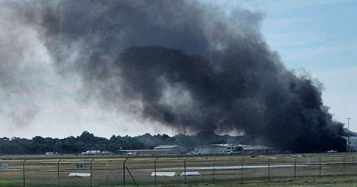 Avioneta se estrelló contra hangar de aeropuerto: Reportan al menos dos muertos y varios heridos