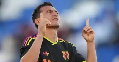 Jairo V�lez feliz tras el doblete con la selecci�n peruana