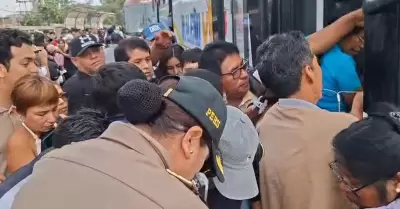 Gente desesperada busca viajar al sur en el inicio del feriado largo.