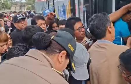 Gente desesperada busca viajar al sur en el inicio del feriado largo.