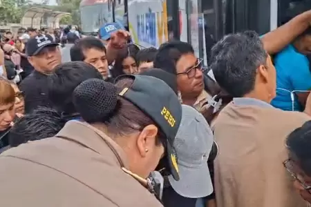 Gente desesperada busca viajar al sur en el inicio del feriado largo.