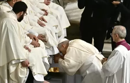 Semana Santa: Papa Le�n XIV revive el lavado de pies a sacerdotes en el Jueves S