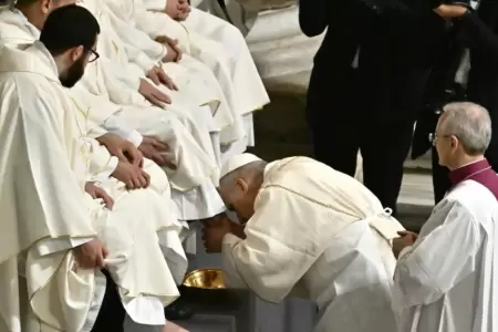 Semana Santa: Papa Le�n XIV revive el lavado de pies a sacerdotes en el Jueves S