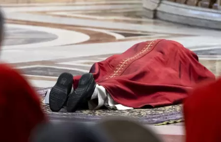 Semana Santa: Papa Le�n XIV reza tumbado en San Pedro