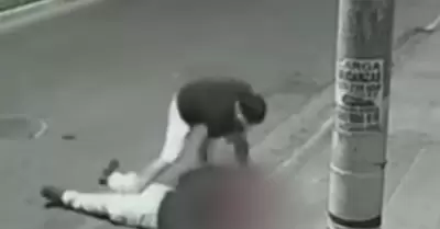 Ladrones asaltaron violentamente a un joven en Santa Anita.