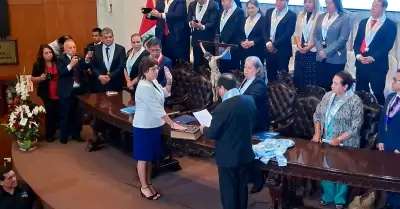 Delia Espinoza jura como nueva decana del CAL.