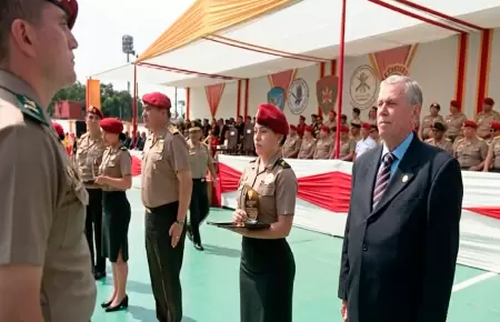 Fernando Rospigliosi preside ceremonia oficial en la Divisi�n de Emergencia de l